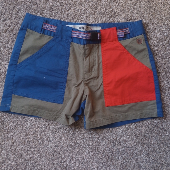 Bundle of Woman's Shorts. Size 6 & 8 ((**5-48**)) - Picture 7 of 7